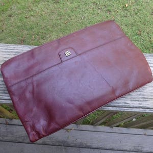 1960er Borelli Kollektion Leder Clutch Portemonnaie in Burgund, Innen Reißverschluss. 12 x 7 Zoll, Vintage 1960er Jahre Mode Accessoire Handtasche