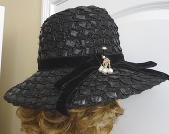 Cappello di paglia intrecciata nera con nastro di velluto, tesa da 3,25 pollici, dettaglio gioiello, circonferenza 21,5 pollici. Moda femminile, vintage 1969.
