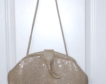 Monedero de malla color topo de los años 70 con bolsillo interior con cremallera y correa para el hombro, accesorio de moda vintage, bolso reciclado.