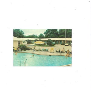 1950s Ashley Oaks Motel Postcard, Valdosta, Georgia, Dexter Photo Services, Unposted, Old Cars, Travel Souvenir