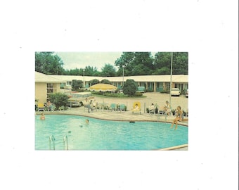 1950s Ashley Oaks Motel Postcard, Valdosta, Georgia, Dexter Photo Services, Unposted, Old Cars, Travel Souvenir