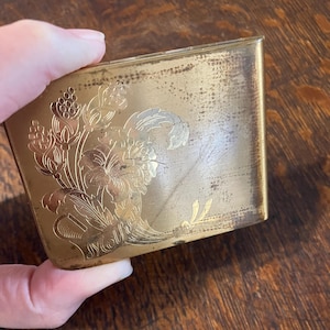 Mother Elgin American Compact uit 1940, met scherm, GEEN poeder, 3 x 2 3/8 inch, goudkleurig met corrosie, make-up make-up, upcycle