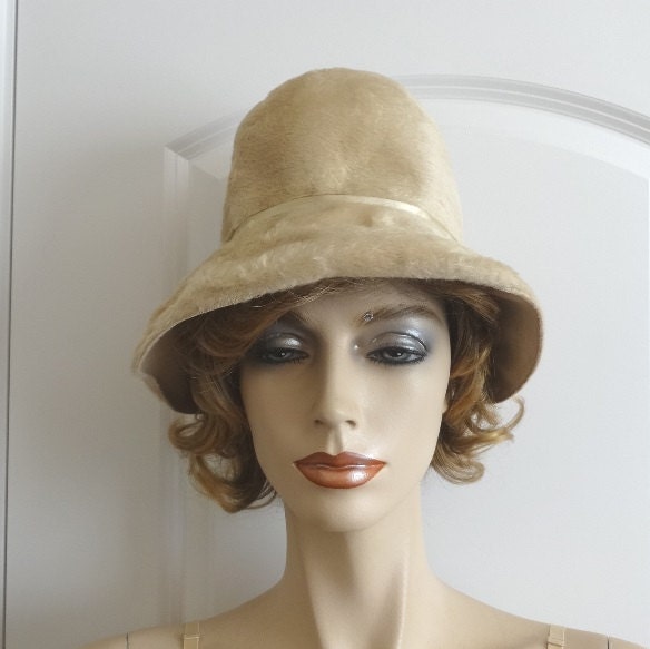 Dajon New York Women\'s Hat, Vintage Chic. Original tag inside back. 1950s Tan Felt Hat, Dajon New York, Splendide Body, Satin  main image 3