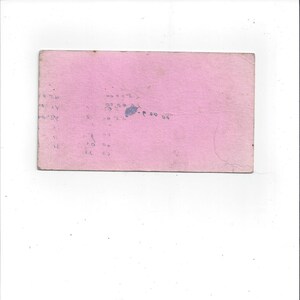 Peut inclure: Une carte rose avec des marques d'encre bleue. La carte est vierge et a une texture l&eacute;g&egrave;rement rugueuse.