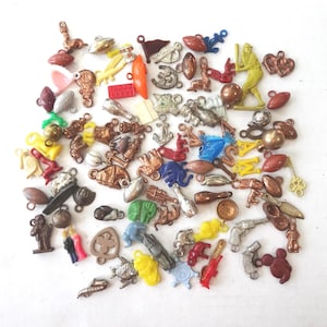 98 peças de brinquedos antigos Cracker Jack e outros, pingentes, anos 1950 e anteriores, miniaturas, animais, esportes, âncoras, utensílios de cozinha, peixes e muito mais