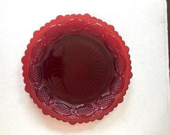 1 AVON Cape Cod desserttallrik, rubinrött pressat glas, design från 1876, vintage från 1980, 7,25 diameter, återvunnet glas, present