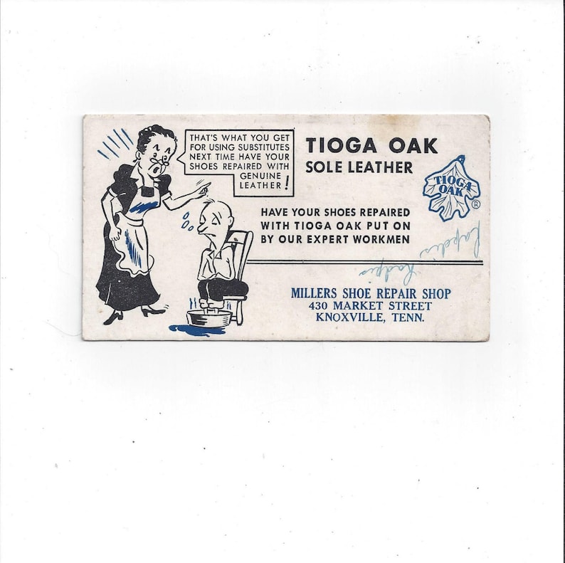 Peut inclure: Une publicit&eacute; vintage pour le magasin de r&eacute;paration de chaussures Millers &agrave; Knoxville, Tennessee. La publicit&eacute; pr&eacute;sente une illustration de bande dessin&eacute;e d'une femme qui r&eacute;primande un homme pour ne pas avoir utilis&eacute; du cuir de semelle Tioga Oak pour la r&eacute;paration de ses chaussures. Le texte de la publicit&eacute; dit "C'est ce que vous obtenez pour utiliser des substituts. La prochaine fois, faites r&eacute;parer vos chaussures avec du cuir v&eacute;ritable !" et "Faites r&eacute;parer vos chaussures avec du Tioga Oak pos&eacute; par nos ouvriers experts."