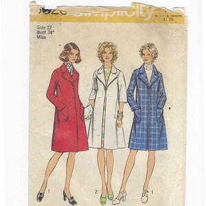 Può includere: Modello di cucito vintage con tre modelli di cappotto. Il modello include un cappotto rosso, un cappotto bianco e un cappotto a quadri blu. Circonferenza del busto 86 cm. Il testo "Look Slimmer pattern" è visibile.