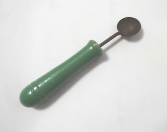 Cuchara para melones de madera y metal verde, década de 1940, 14 cm de largo, pintura desgastada, utensilio de cocina, artículos vintage para el hogar, estilo rústico.