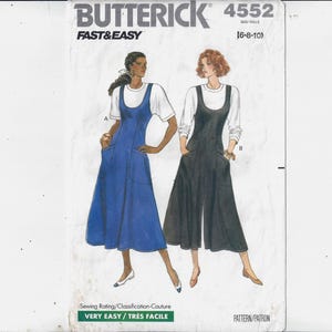 Può includere: Un cartamodello per due tute da donna. Il cartamodello è di Butterick ed è etichettato "Fast & Easy" e "4552". Il cartamodello è per le taglie 16-8-10. Una tuta è blu e l'altra è nera.