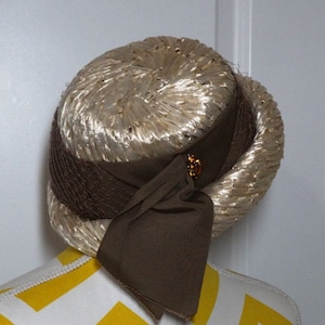 1960er Jahre Beresford Strohhut mit Olive, breites Ripsband & Netz mit braun/gelbem Strassbesatz, Vintage Kleidung, Upcycle Mode