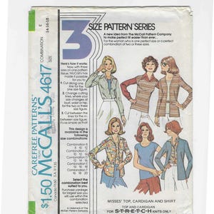 Puede incluir: Sobre de patrón McCall's vintage para tops, cárdigans y camisas de mujer. El sobre presenta ilustraciones de las prendas e incluye combinaciones de tallas. El texto dice "Carefree Patterns" y "Size Pattern Series".