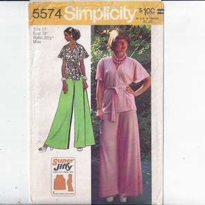 Op de afbeelding: Simplicity naaipatroon nummer 5574 voor een tweedelige outfit. Het patroon bevat een wikkeltop met korte mouwen en een wijde broek. Het model draagt een groene top en broek en een roze top en broek.