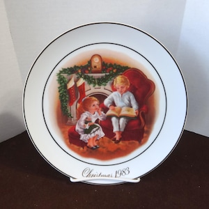 1983 AVON Christmas Plate Christmas Memories, 3rd Edition, NO Box, 22K Gold Trim, 9 3/8 Inch, Not for Food, Upcycle Xmas Decor Collectible