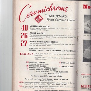 K&ouml;nnte beinhalten: Eine Vintage-Werbung f&uuml;r Ceramichrome Keramikfarben mit einem rot-wei&szlig;en Logo mit dem Text "California's Finest Ceramic Colors". Die Anzeige listet verschiedene Arten von Unterglasuren auf, darunter 40 Unterglasuren, 26 Tranz-Farben und 27 Detail-Unterglasuren. Die Anzeige listet auch 28 exotische Kunstglasuren, 10 Tranzmatt-Glasuren, 7 Muster-Basis- und Musterglasuren, 3 ber&uuml;hmte Arten von klaren Glasuren, 9 Auslaufbasisglasuren und 4 undurchsichtige Glasuren auf.