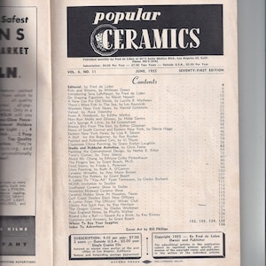 K&ouml;nnte beinhalten: Ein Vintage-Magazincover f&uuml;r Popular Ceramics, eine Publikation f&uuml;r Keramik-Hobbyisten. Das Cover zeigt eine Schwarzwei&szlig;illustration einer Rose mit dem Magazintitel in fetter, wei&szlig;er Schrift. Das Magazincover ist mit Juni 1955 datiert und enth&auml;lt ein Inhaltsverzeichnis mit Artikeln &uuml;ber T&ouml;pferarbeiten, Glasieren und andere Keramiktechniken.