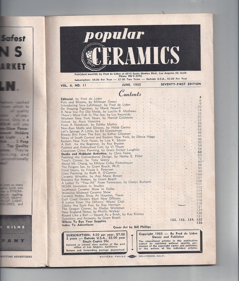 K&ouml;nnte beinhalten: Ein Vintage-Magazincover f&uuml;r Popular Ceramics, eine Publikation f&uuml;r Keramik-Hobbyisten. Das Cover zeigt eine Schwarzwei&szlig;illustration einer Rose mit dem Magazintitel in fetter, wei&szlig;er Schrift. Das Magazincover ist mit Juni 1955 datiert und enth&auml;lt ein Inhaltsverzeichnis mit Artikeln &uuml;ber T&ouml;pferarbeiten, Glasieren und andere Keramiktechniken.