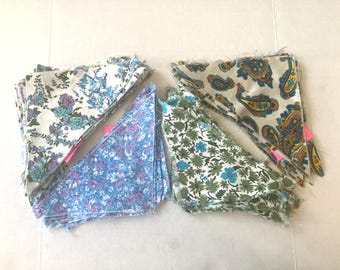 59 driehoekige quiltstukken in 4 stoffen, blauwe en groene tinten, paisley, 7,5" lang, vintage