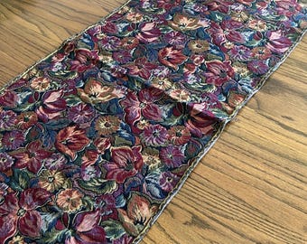 Camino de mesa vintage tejido grueso con flecos verde oliva, colores florales rojos, reciclaje creativo.