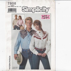 Könnte beinhalten: Simplicity Schnittmuster Nummer 7808, Größe MD (36-38) 1/2, für Hemden mit Western-Stickerei. Das Schnittmuster enthält zwei Hemden, eines mit blauem Hintergrund und eines mit weißem Hintergrund.