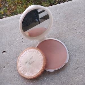 Revlon Love Pat Powder Compact color abbronzante, degli anni &#39;60, con sbuffo e specchio, vanità vintage, poco usato, trucco upcycle, diametro 2,75 pollici