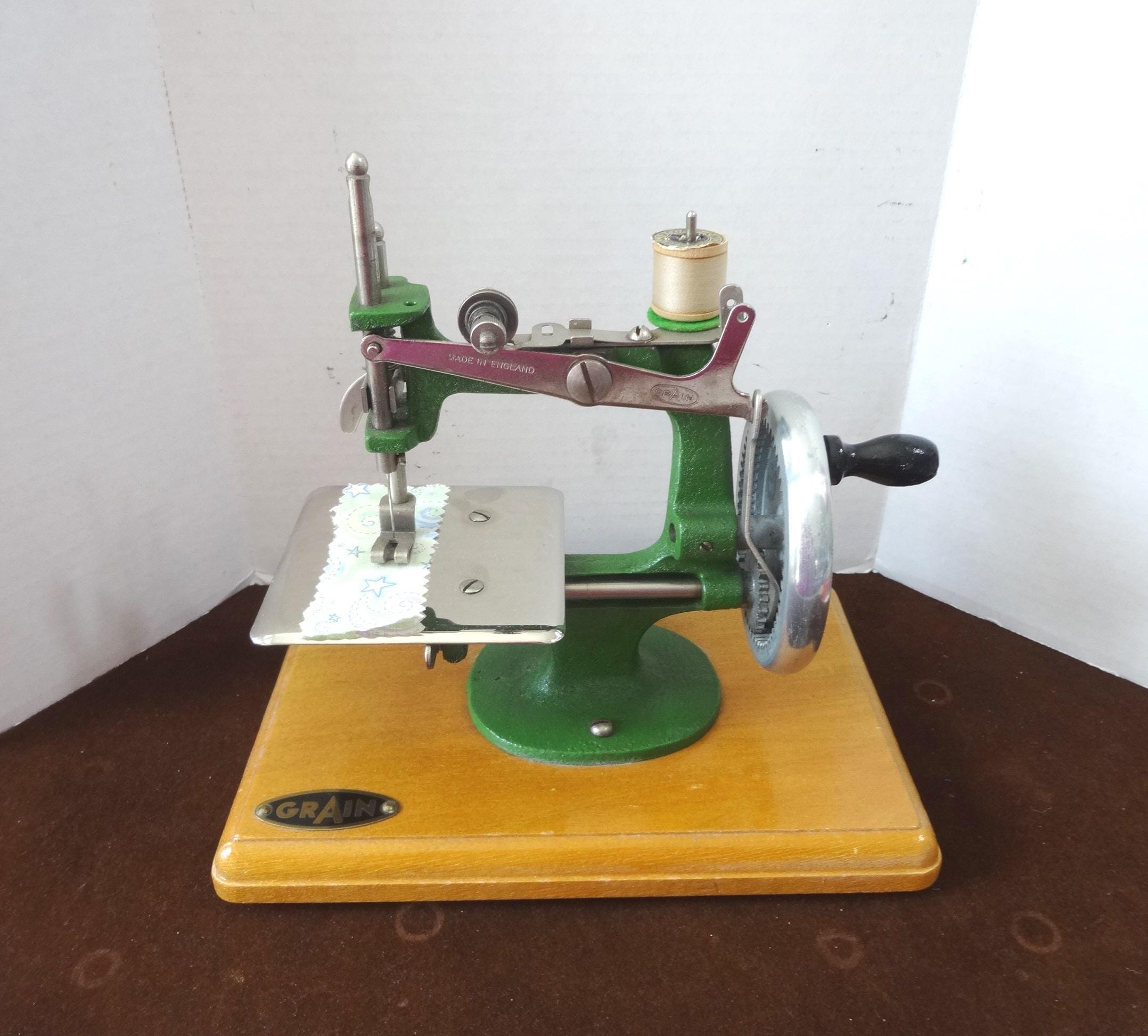 GRAIN イギリスヴィンテージ ミニチュアミシン　トイミシン　希少 Grain Working Toy Sewing Machine With Original Case From England