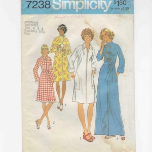 Könnte beinhalten: Simplicity-Schnittmuster 7238 mit vier Kleiderdesigns. Das Muster enthält die Größen 6 und 8, mit Brustmaßen von 77,5 und 80 cm. Das Bild zeigt Illustrationen der Kleider in verschiedenen Stilen und Farben.