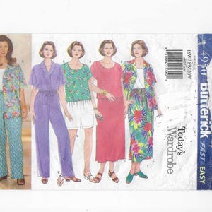 Może przedstawiać: Vintage wzór krawiecki Butterick zatytułowany "Today's Wardrobe", z ilustracjami kobiet w różnych strojach. Stroje obejmują kurtkę i spodnie z kwiatowym nadrukiem, fioletowy kombinezon, zielony top z białymi szortami i czerwoną sukienkę. Wzór jest dla rozmiarów 16W-20W.