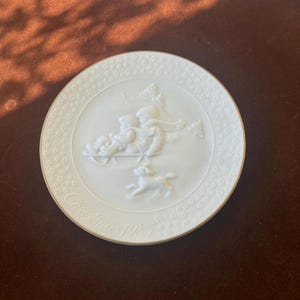 1985 AVON Weihnachtsteller &quot;Weihnachten eines Kindes,&quot; 3-D-Porzellan-Bisquit-Porzellan, Zierteile mit 24K Gold, 8 Zoll, NICHT für Lebensmittel geeignet, Upcycle Xmas