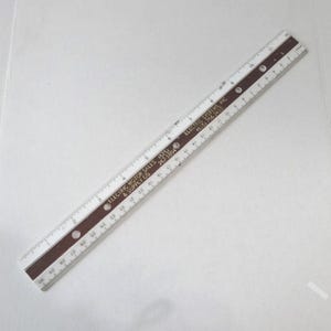 12-Zoll-30-cm-Schul- und Werbelineal, Verkauf von Elektromaschinen, weißer Kunststoff mit erhabenen Markierungen, Vintage Büro, Upcycle-Versorgung