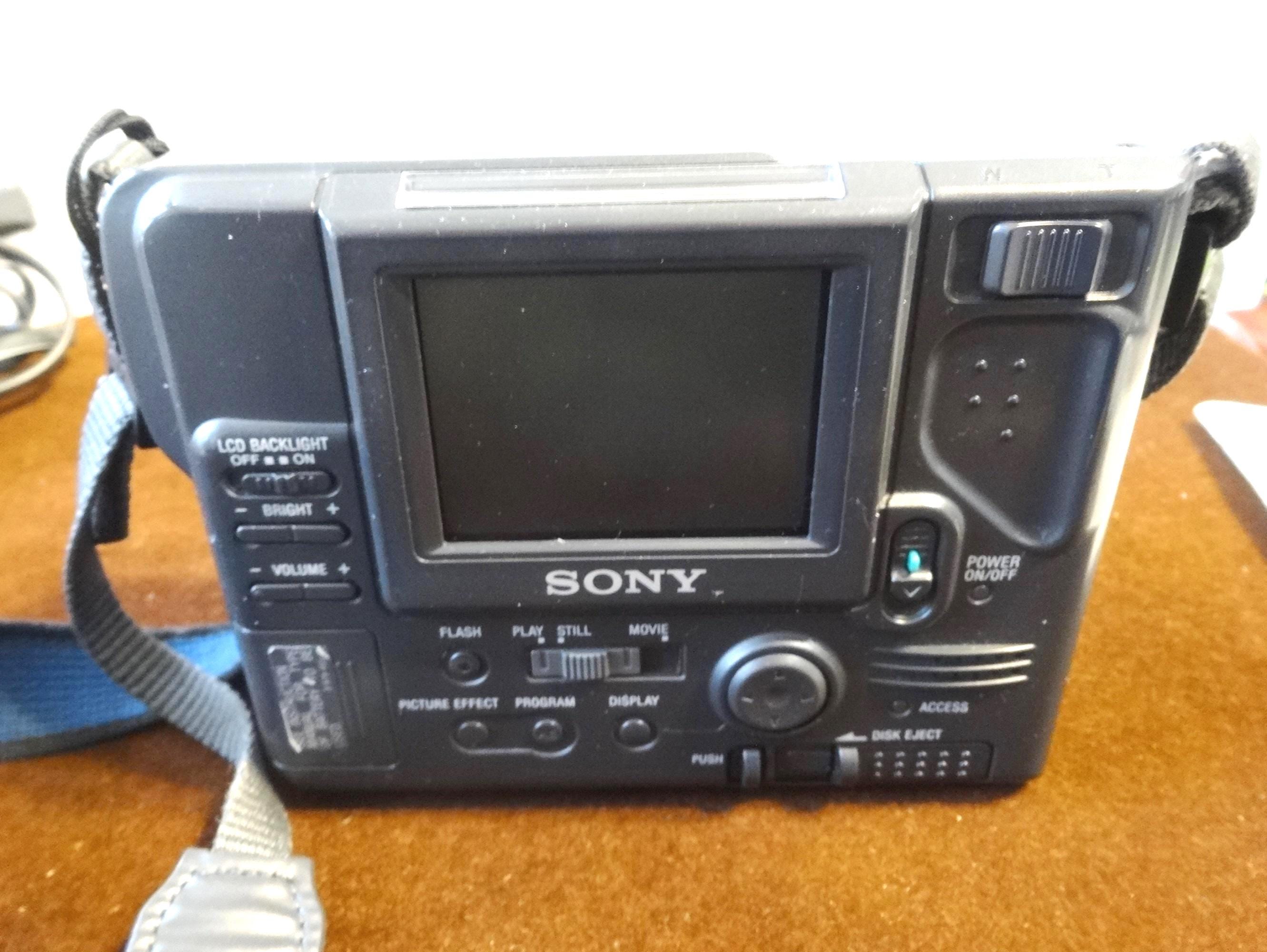 Sony FD Mavica デジタルカメラ ACアダプター付き Sony Digital Mavica Camera MVC-FD81 With Strap, Charger