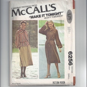 Può includere: Un cartamodello per un abito con maniche lunghe e una cintura a nodo. Il cartamodello è di McCall's e si chiama "Make It Tonight". Il numero del cartamodello è 6256 e la taglia è piccola.