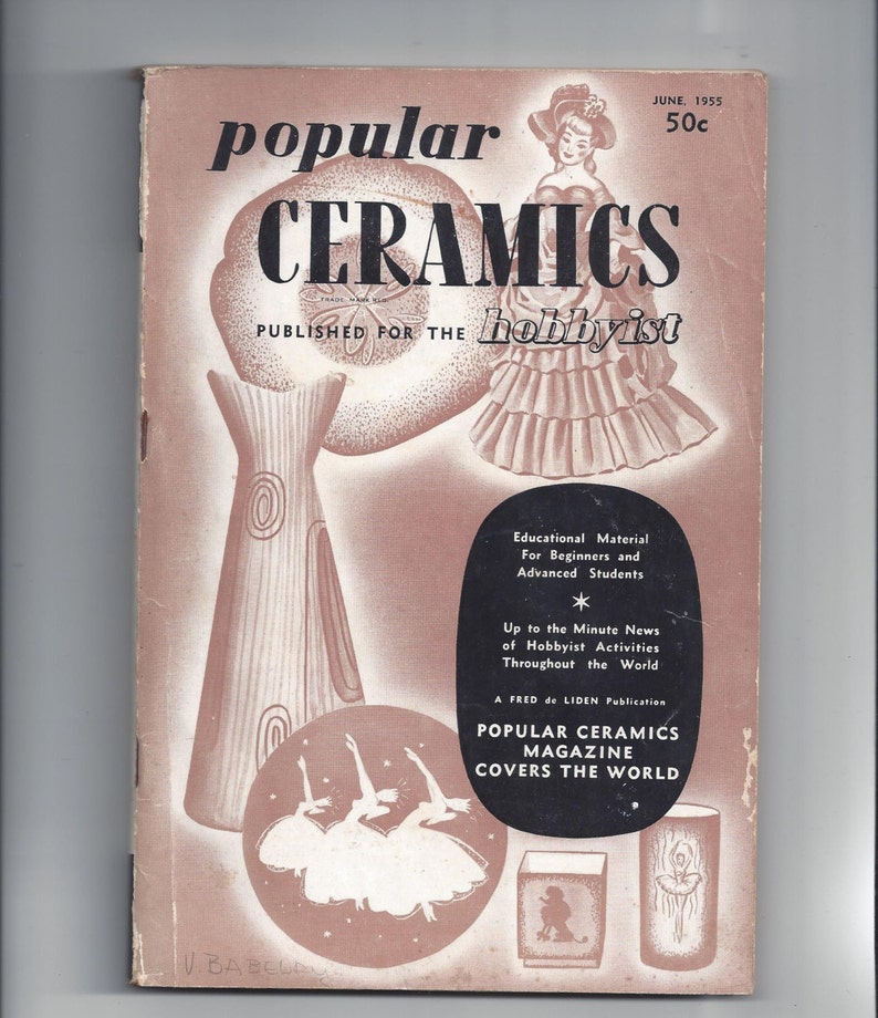 K&ouml;nnte beinhalten: Ein Vintage-Magazincover f&uuml;r das Magazin Popular Ceramics, das f&uuml;r Hobbyisten ver&ouml;ffentlicht wird. Das Cover zeigt einen rosafarbenen Hintergrund mit Illustrationen von Keramikst&uuml;cken, darunter eine Vase, ein Teller mit T&auml;nzern und eine kleine Schachtel mit einem Vogelmotiv. Der Text auf dem Cover lautet "Popular Ceramics" und "Herausgegeben f&uuml;r Hobbyisten".