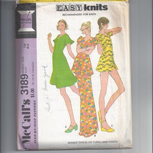 Puede incluir: Un patrón de costura vintage de McCall's para un vestido o túnica y pantalones. El patrón es para tallas de mujeres 12 y 34. El patrón se llama "Easy Knits" y se recomienda para tejidos de punto. El patrón incluye una guía paso a paso. El patrón está ilustrado con tres mujeres que llevan los diferentes estilos.