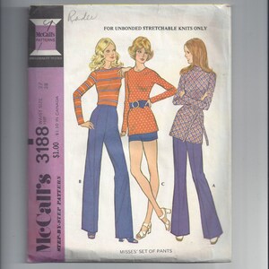 Puede incluir: Un patrón de costura para un conjunto de pantalones. El patrón es para tallas de mujeres 27 y 38. El patrón es solo para tejidos de punto elásticos no unidos. El patrón se llama McCall's 3188. El patrón es un patrón paso a paso.