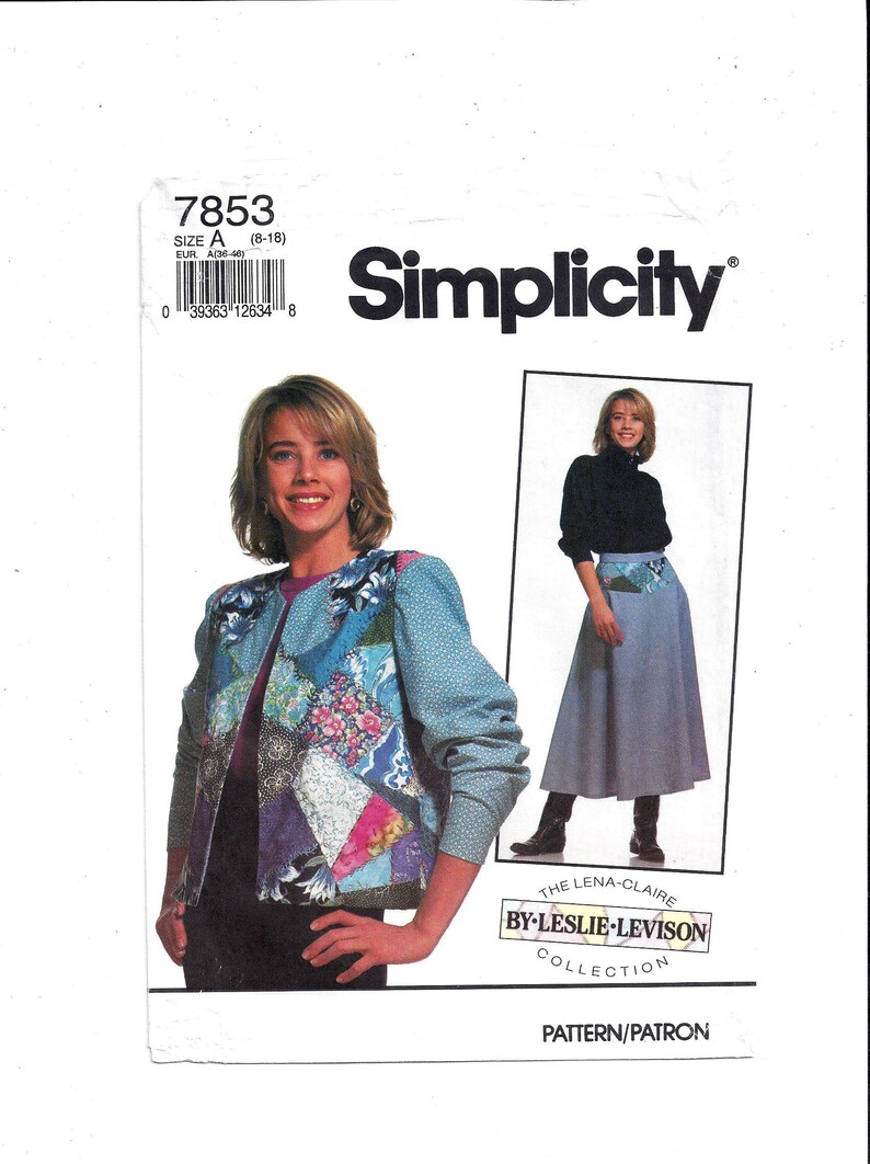 Op de afbeelding: Simplicity naaipatroon nummer 7853 voor een jas en een rok. De jas is blauw met een patchwork ontwerp en de rok is blauw met een tailleband. Het patroon is van Leslie Levison.