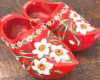 [オランダ製] 赤い木靴　23センチ ヴィンテージオランダ土産木製シューズ（赤色、花柄入り、長さ6インチ