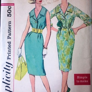 Puede incluir: Patrón de costura vintage Simplicity para un vestido, número de patrón 2949, talla 13, contorno de pecho 33, patrón impreso 50c. El patrón muestra a dos mujeres con vestidos sin mangas, uno en color verde azulado y el otro en estampado floral verde y azul.