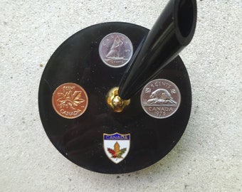 Porte-stylo de bureau 2 tons en Lucite Canada avec pièces de monnaie intégrées de 1976 et emblème de la feuille, SANS stylo, accessoire de bureau, presse-papiers, calligraphie