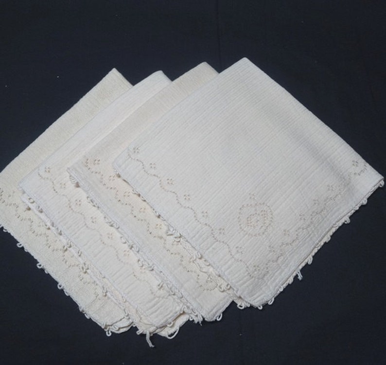 Ivory with Lace Apple Corner Set of 4 Woven Dinner Napkins Picots Home Decorating 16 Inches Square Vintage 1970s Table Linens