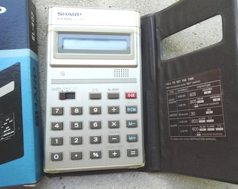 1980er Jahre Sharp ELSIMATE EL 407 Taschenrechner mit Box, Hülle, Anleitungsheft, wenig Gebrauch, Vintage-Elektronik, Upcycle-Bürobedarf