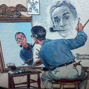 Peut inclure: Une tapisserie représentant un homme peignant un autoportrait dans un miroir. L'homme porte une chemise bleue et a une pipe à la bouche. Le miroir reflète un homme avec des lunettes et une pipe. La tapisserie est signée "Norman Rockwell".