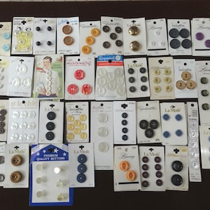 Escolha de botões vintage em cartões originais, escolha entre La Mode, Streamline, La Petite, Le Bouton, Lansing e mais, substituição, costura