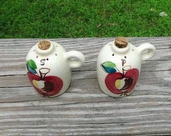 1940s - 1950s Vintage Hand Painted Purinton Salt & Pepper Set in Shape of Crock Jug with Corks, Open Apple Design, Good Condition, Unmarked