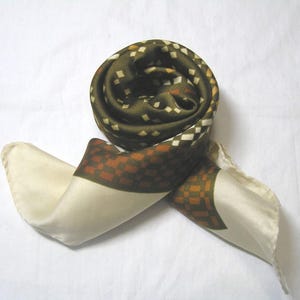 Écharpe vintage en polyester à damier, bordure beige, tendance des années 1980, par NY Umbrella Co. image 3
