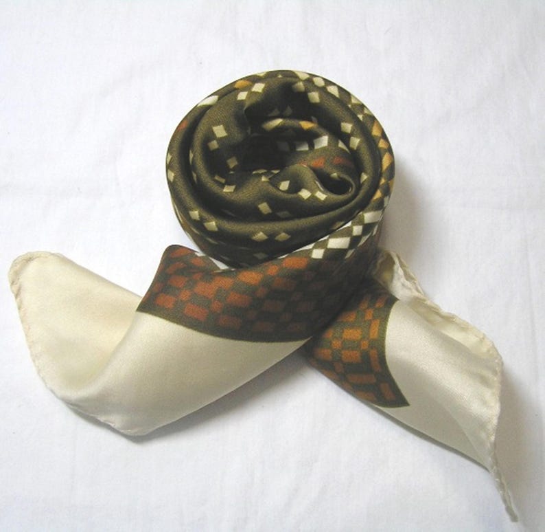 Écharpe vintage en polyester à damier, bordure beige, tendance des années 1980, par NY Umbrella Co. image 3