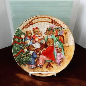 1998 AVON Christmas Plate, &quot;Together for Christmas&quot; with Boxes, 22K Gold Trim, 8 Diameter, Not for Food, Upcycle Collectible Gift