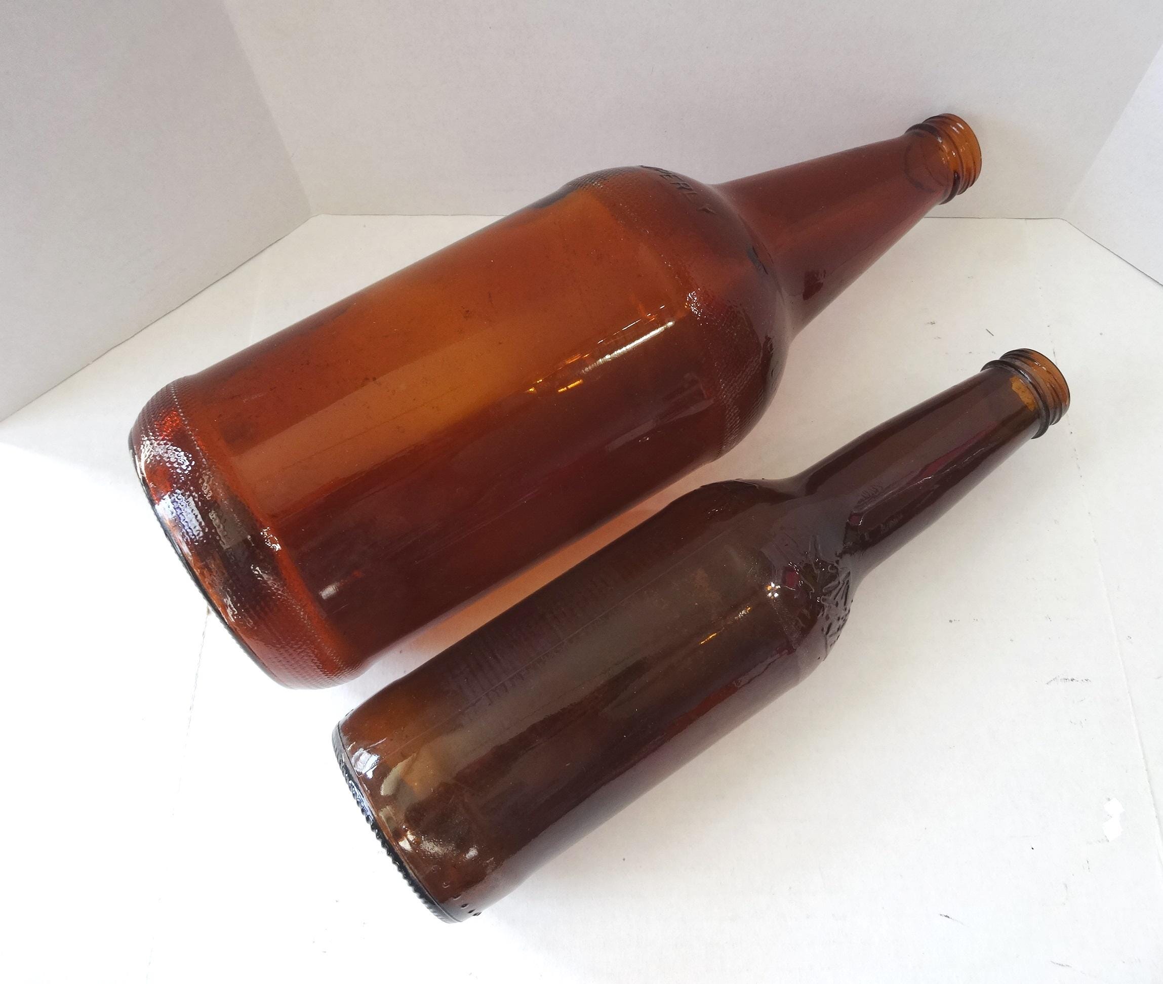 1960年代の茶色のガラス製ビール瓶2本、高さ10.5インチと9インチ、発掘