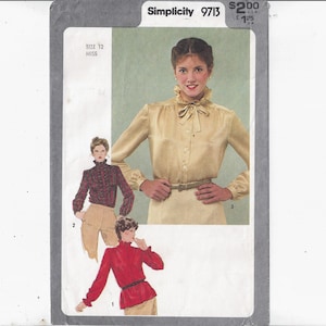 Op de afbeelding: Simplicity naaipatroon 9713 voor een blouse met strik. Het patroon bevat drie verschillende stijlen blouses. Het patroon is voor maat 12 miss.