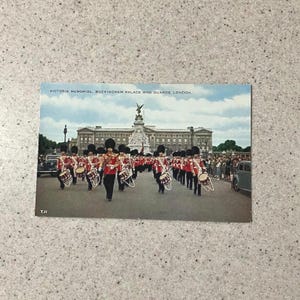 Carte postale des années 50 représentant la fanfare des gardes au mémorial Victoria, palais de Buckingham, Londres, sans affectation, souvenir de voyage royal, mars à Saint-Jacques